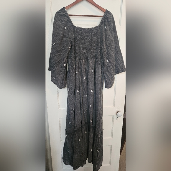 EARTHBOUND Charcoal Textured Maxi Dress With Bat Sleeves And Embroidered Moons - Picture 3 of 5